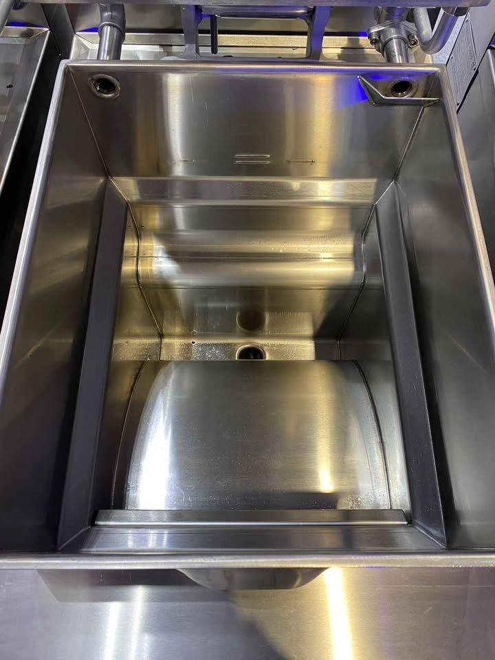 Commercial Pressure Fryer Mechanical controls 24 litres 13.5kW 380v - Image 3